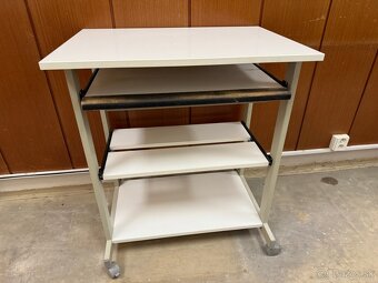 Predám univerzálny stolík s vysúvacimi policami - 2