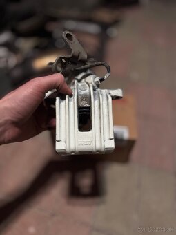 Brzdový strmen zadný-pravý - 2