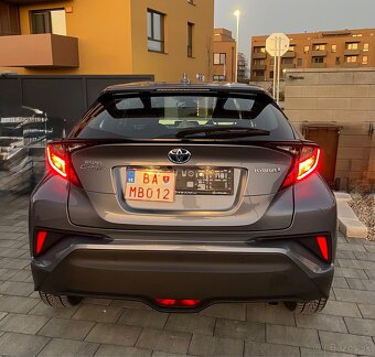 Toyota C-HR, 1.8 Hybrid, sivá metalíza - 2