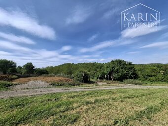 Stavebný pozemok 1750 m2 napojený na obecný vodovod - 2