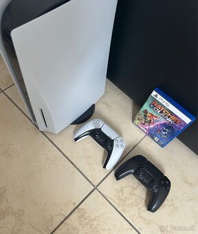 PlayStation 5 (PS5) + 2x ovládače - 2