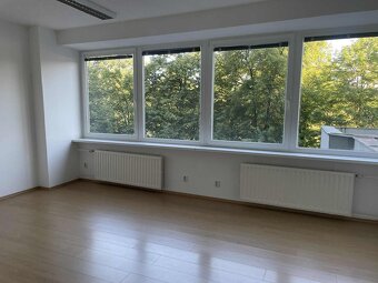 Dáme do prenájmu kancelárske priestory o výmere 12,5 m2 aleb - 2
