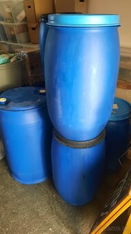 Plastové sudy rôznych objemov – 100 l, 200 l, 50 l – - 2