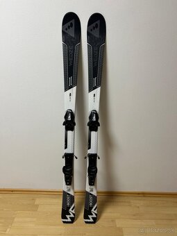 Lyže, palice a lyžiarky - 2