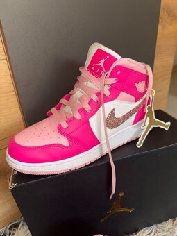 Nike Air Jordan 1 Mid GS Pink Barbie tenisky swarovski - 2