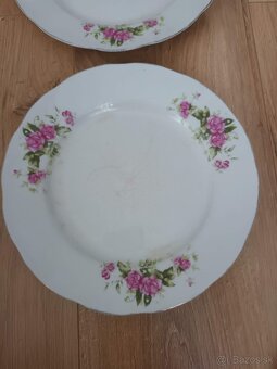 Staré zdobené plytké taniere (2 ks) - 2