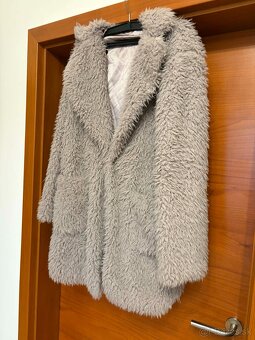 Šedý huňatý kabátik - 2