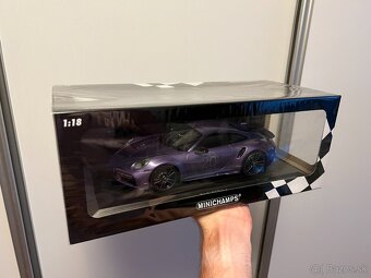 Minichamps Porsche 911 Turbo S 992 Purple 1/18 - 2
