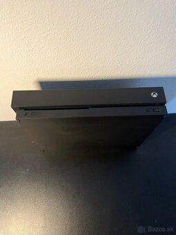 Predám Hernú konzolu Xbox One X 1TB Blach Minimálne známky - 2