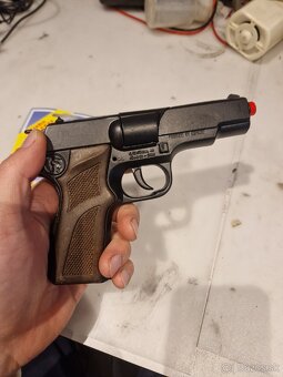 hračkárska pištol na kapsule
na predaj kapslovka - 2