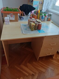 Pisaci stol so suflikmi - 2