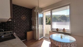 RezervovanéNa predaj 2 izbový byt (64 m2) s loggiou v... - 2