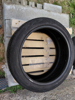 1ks Pirelli 235/45R20 - 2