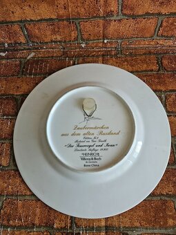 Porcelánový značený tanierik cena 12€/priemer-22cm/ - 2