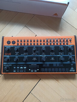 Behringer Crave Syntetizátor + Decksaver - 2
