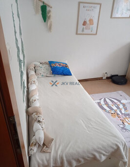 Predaj: Priestranný 3-izbový Byt s Balkónom na Vyhľadávanom  - 2