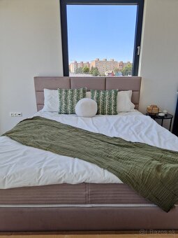 Masívna boxspring posteľ s matracmi a roštami – zn. SANAS - 2