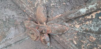 Plechové krížové dvere na komoru - 2