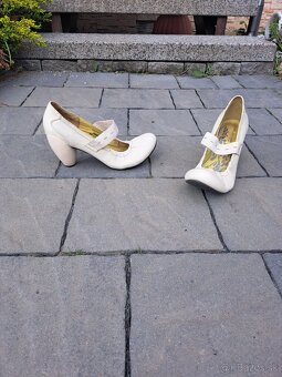 Topánky smotanovej farby so zaujímavým opätkom - 2