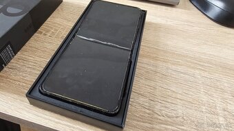 Poškodený Samsung Galaxy Z Flip 4 na diely - 2