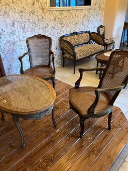 Dve starožitné kreslá s ratanovou výplňou a stolíkom - 2