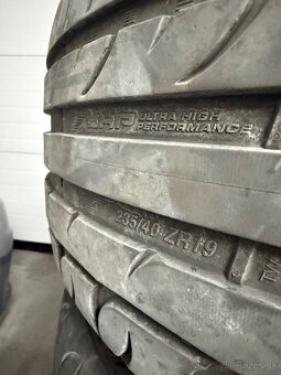 235/40 R19 - 2