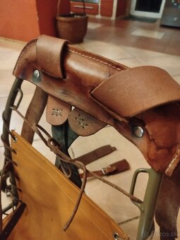 Starý kožený turistický nosič - 2