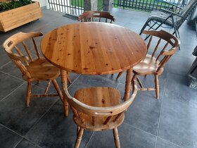 Masívne pevne staré stoličky a stôl - 2