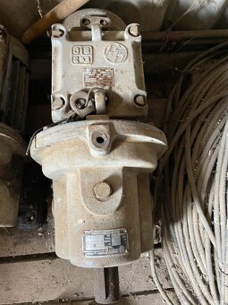 Predám veľký elektromotor s prevodovkou - 2