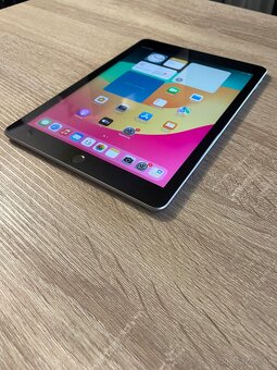 9,7” tablet iPad 6 generácie / 128GB TOP stav - 2