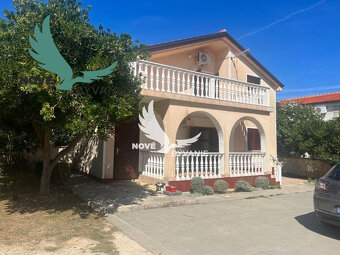Na predaj dom 2x apartmán len 100m od mora v Chorvatsku vhod - 2