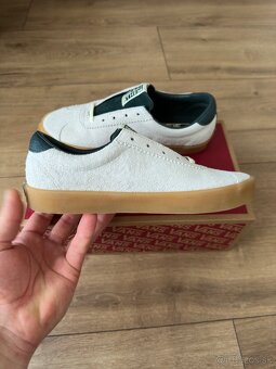 Vans . - 2