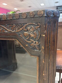 Antická vyrezávaná vitrína - 2