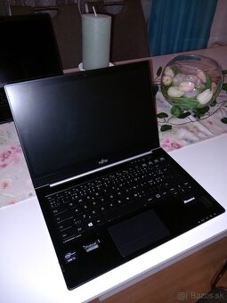 Fujitsu Lifebook U772 - 2