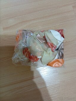 Balóny, svietiace náramky, bublifiky, krepový papier - 2