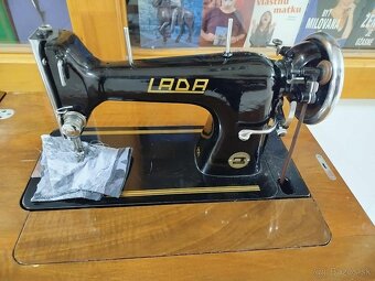 LADA--skrinkový šijací stroj--plne funkčný,v krásnom stave-- - 2