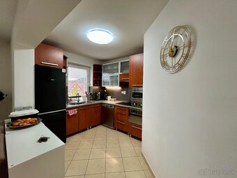 Moderný rodinný dom v tichej ulici s nádherným pozemkom - 2