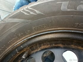 Predám zimné pneu s diskami na Octaviu II 195/65 R15 91T - 2