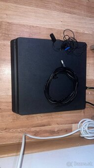Predám PlayStation 4 Slim 500 GB + 2 ovládače + hry – TOP ST - 2