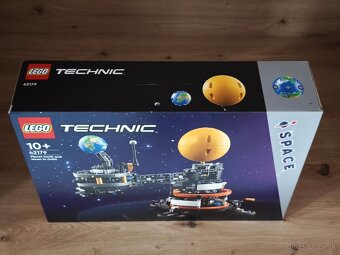 Predám LEGO Technic 42179 Planéta Zem a Mesiac - 2
