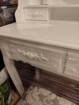 Kozmetický stolík - 2