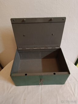 Starý trezor-box,  prenosná pokladnica, pokladnička - 2