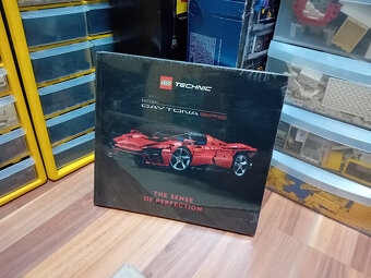 Lego kniha Ferrari Daytona SP3 The Sense of Perfection book - 2