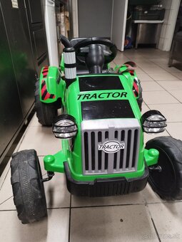 Elektrický traktor s vlečkou - 2