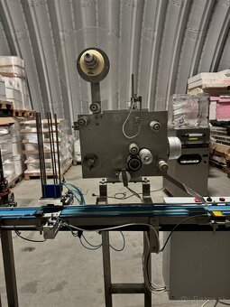 Automatický etiketovací stroj s dopravníkom - 2