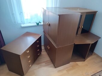 Starsia neposkodena obyvacia stena . - 2