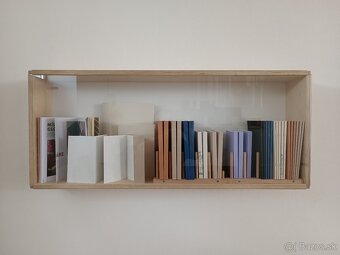 Drevená polica / vitrína z preglejky a skla (top stav) - 2