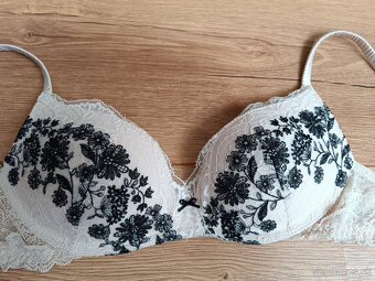 Cipkovana podprsenka Intimissimi 75B - 2