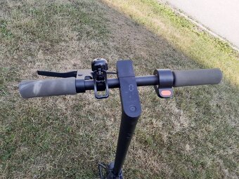 Elektrická kolobezka XIAOMI Mi Electric Scooter Essentia - 2