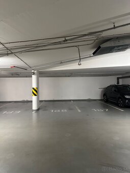 vnutorne parkovacie miesto blízko centra Strojárenska 11 - 2